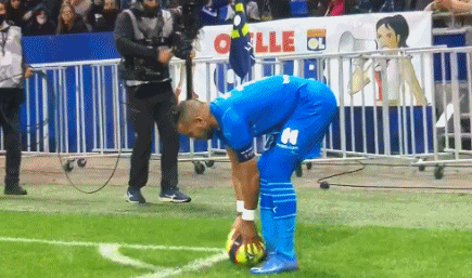 B费：确定不被需要的时候就会想离开，想体验西甲或意甲联赛（B费：若感到不被重视会考虑离队，渴望去西甲或意甲闯荡）