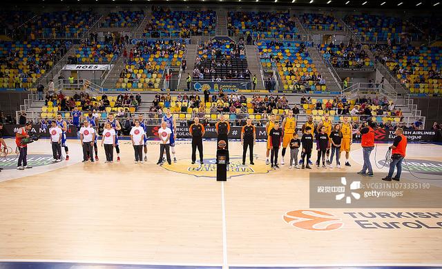 欧文突破防守助攻制胜（欧文突破撕防助攻锁定胜局）