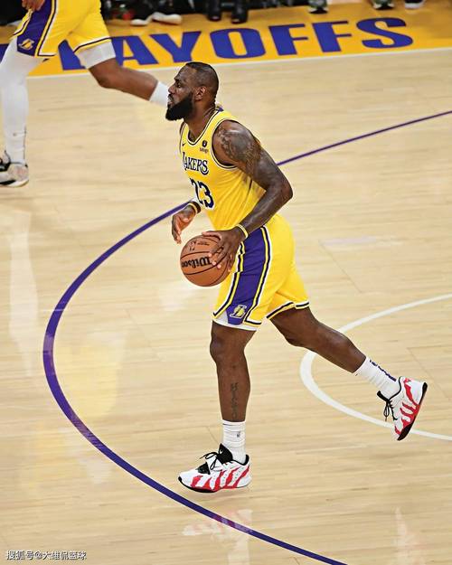 比利亚雷亚尔欧冠六场1平5负排倒数第二，但在西甲暂列第三位（比利亚雷亚尔欧冠6战1平5负仅列倒数第二，西甲积分榜却暂居第三）