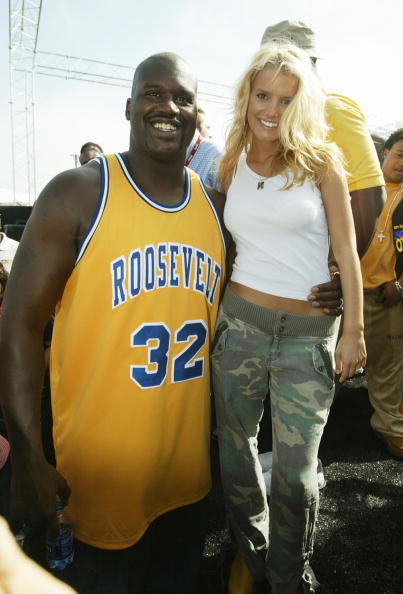 球星连续抢下关键篮板（核心球员连摘关键篮板）