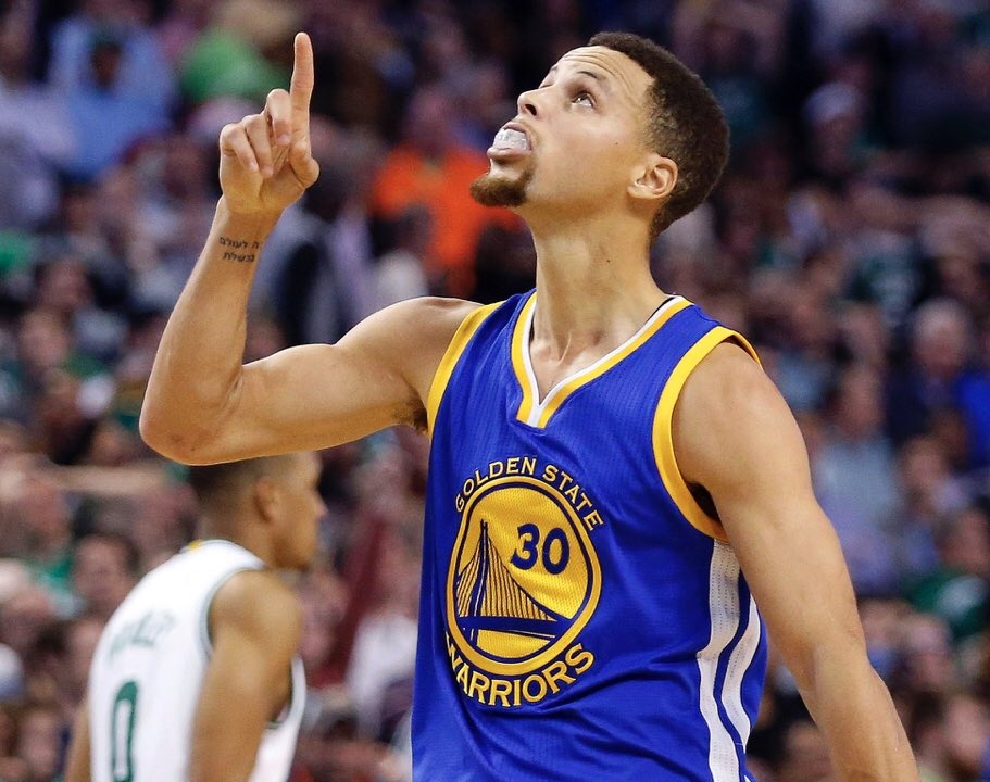 球星突破防线制造绝佳机会（球星强突撕裂防线造破门良机）