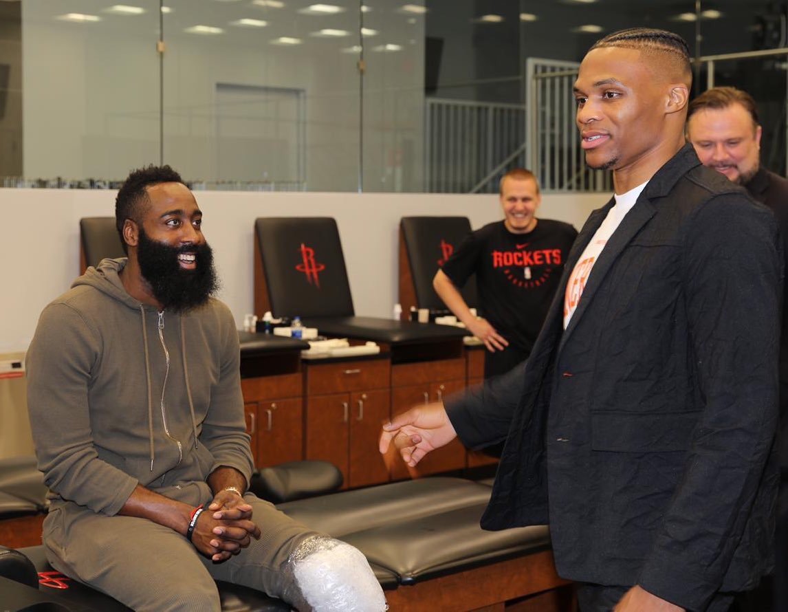 摄像机记录姆巴佩场上语言：向裁判索要解释、让贝林进行压迫（镜头捕捉姆巴佩场上交流：向裁判要解释，指挥贝林前场施压）