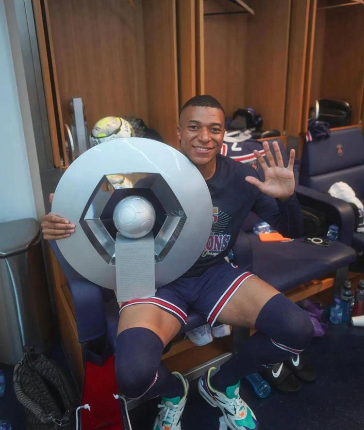 被罚下2人后输球！皇马电视台愤怒：内格雷拉制造的裁判（两人被罚下仍吞败！皇马电视台怒批：出自内格雷拉体系的裁判）